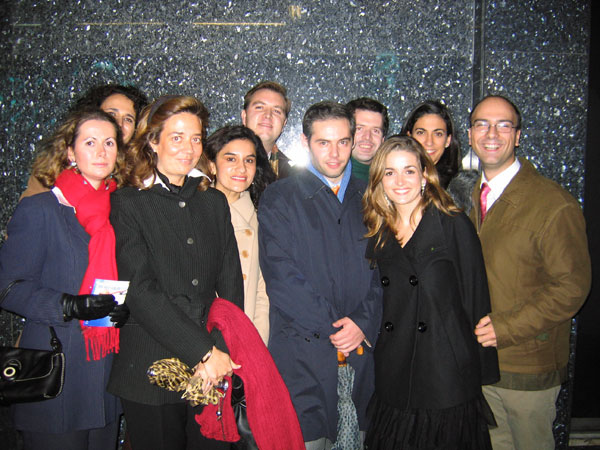 Representantes de CinemaNet y ganadores del concurso de entradas posan para la foto junto con Lucía González-Barandiarán, del equipo de promoción de Bella images/stories/imagenes_articulos/eventos/08.10 Premier Bella/cinemanet_verastegui_2.jpg